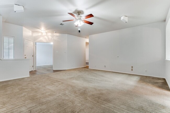 Building Photo - 3 bedroom, 2 bath home in Pheasant Ridge!