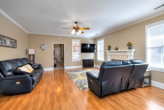Building Photo - 3200 Mayflower Ln