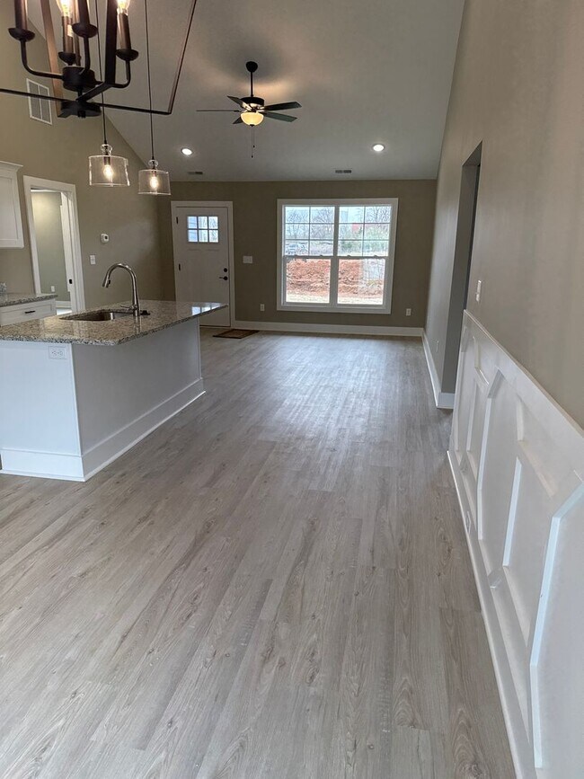 Building Photo - Cottage Home