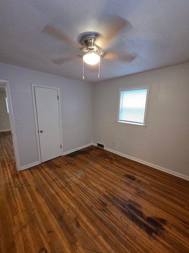 Foto del edificio - 2565 N Kansas St