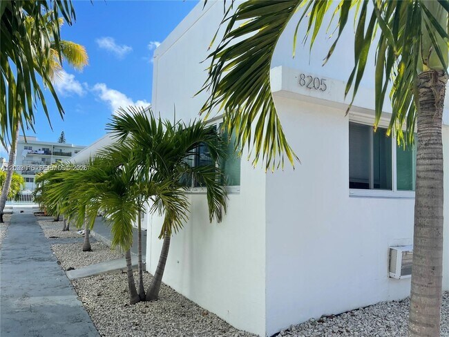 Foto del edificio - 8205 Crespi Blvd