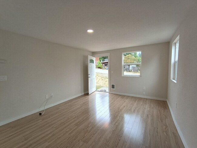 Building Photo - Charming Bremerton Home with Convenient Lo...