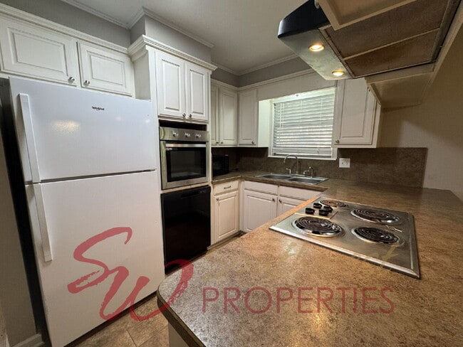 Building Photo - 3 bedroom  1 1/2 baths featuring large bedrooms and fenced yard!