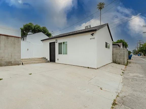 Foto del edificio - "Charming Reseda Retreat: Cozy 1-Bedroom with Stylish Granite Accents!"