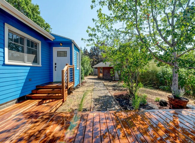 Building Photo - 680 W 27th Ave