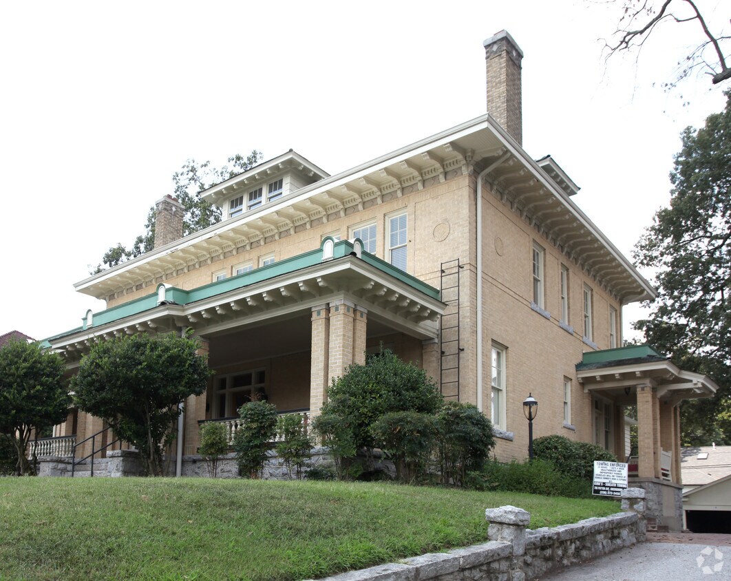 Building Photo - 817 N Elm St