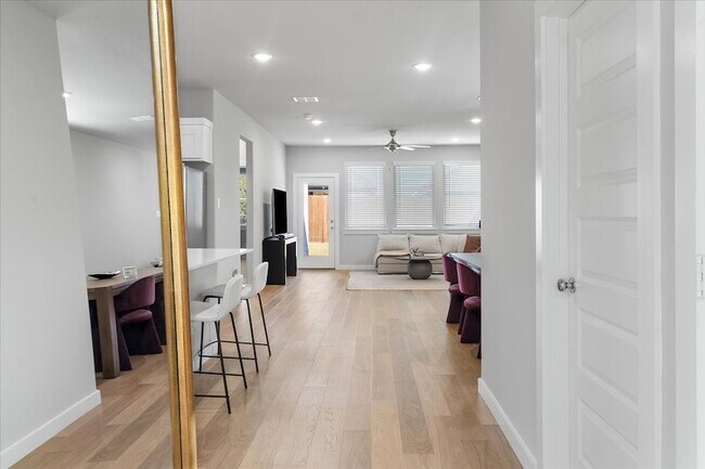 Foto del edificio - 608 Cottage Wood Dr