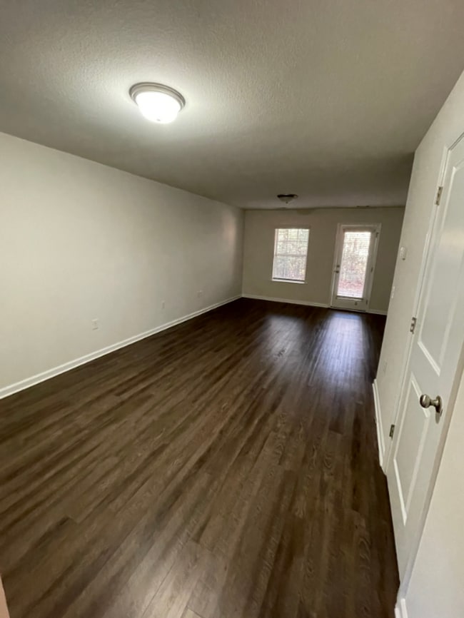 Foto del edificio - Spacious 3BR Townhome with Main-Level Primary Suite