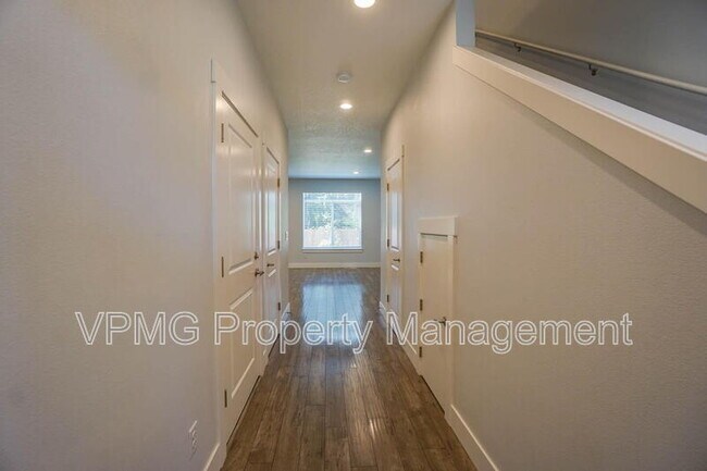 Building Photo - 10703 NE 70th St