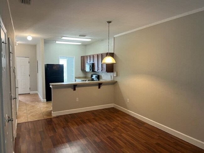 Foto del edificio - Great Location for this 2 bedroom 2 1/2 bath in Woods Edge South