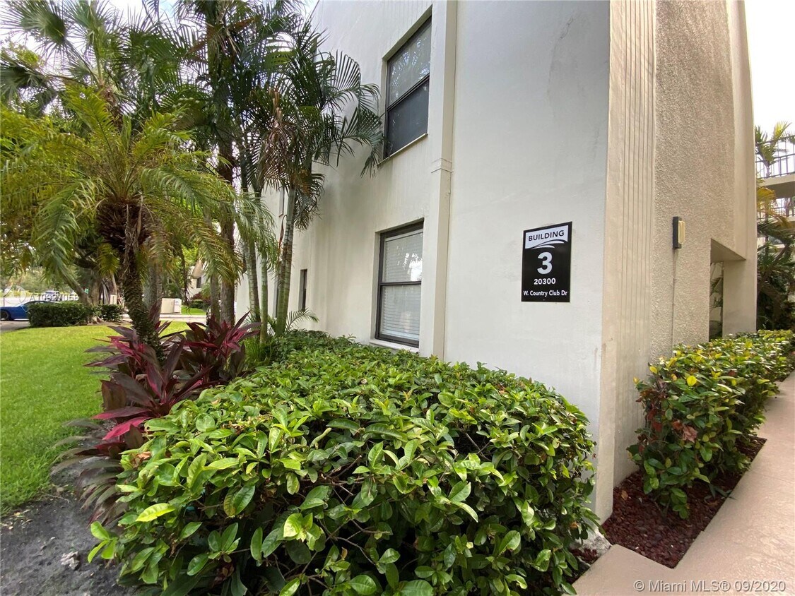 Foto principal - 20300 W Country Club Dr