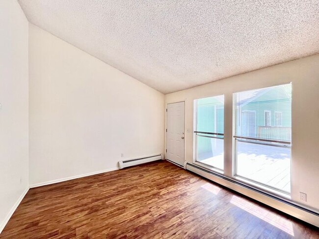 Building Photo - 1 Bed, 1 Bath Apartment!