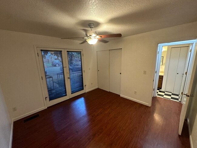 Building Photo - 601 W Hays St