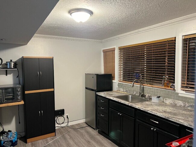Cocina de la planta baja - 3265 W Florlita Ave