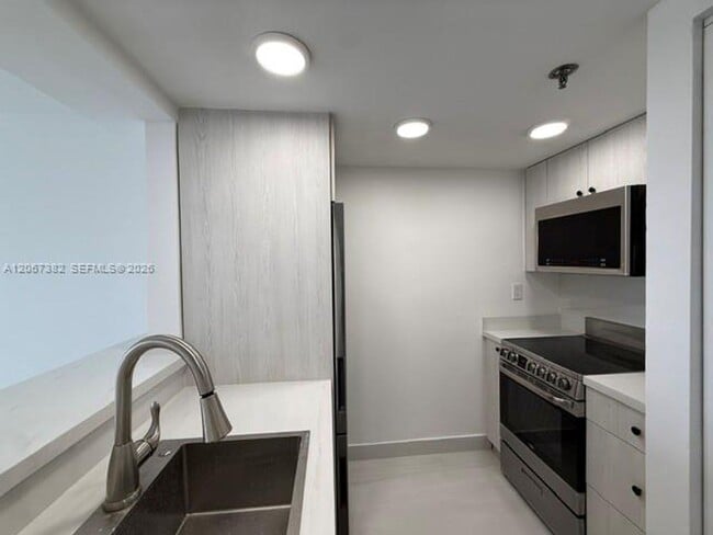 Photo - 540 Brickell Key Dr cu-1024 Apartment