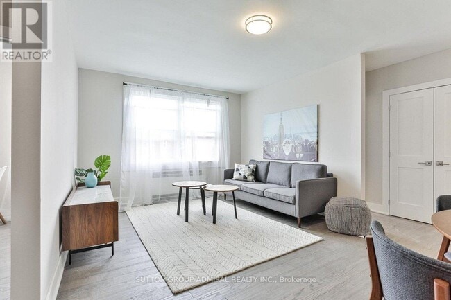 Building Photo - 464 Spadina Rd