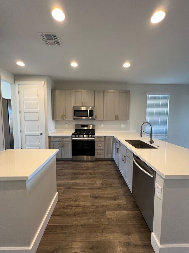 Building Photo - 3 Bedroom + Office in Highlands Ranch, Chi...