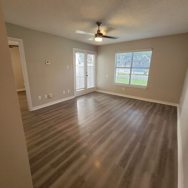 Tides on North Collins Apartments 903 Ashford Ln Arlington, TX