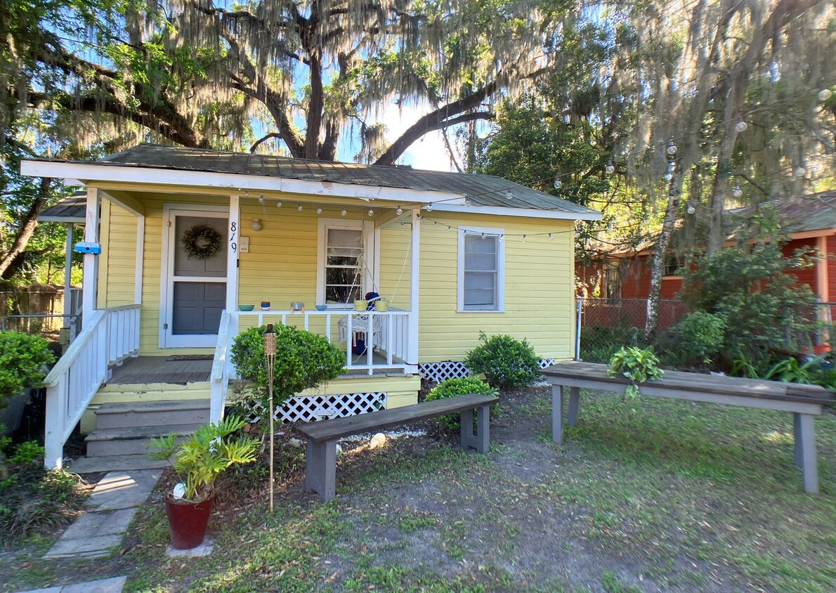 Primary Photo - Lovely 2 Bedroom, 1 Bathroom Home (Huge Ba...