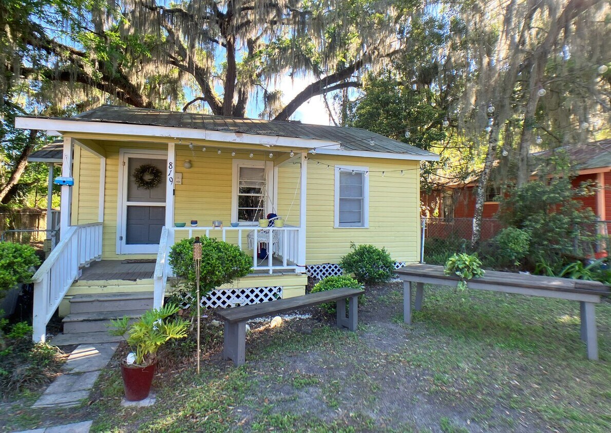 Primary Photo - Lovely 2 Bedroom, 1 Bathroom Home (Huge Backyard)