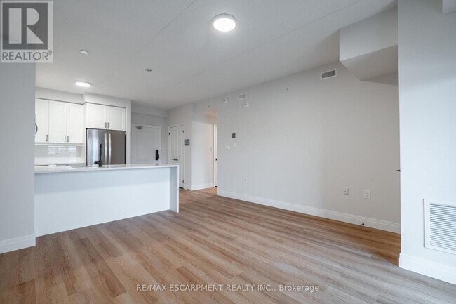 Photo du bâtiment - 6415 Regional Rd 25