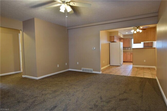 Foto del edificio - 242 Old Oak Dr