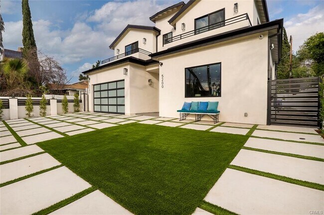 Building Photo - 5200 Avenida Oriente