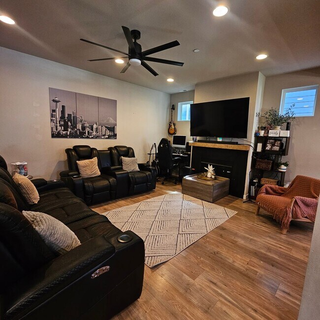 Foto del edificio - Beautiful 3-Bedroom Home Near Bases & Ferries with Fully Fenced Yard