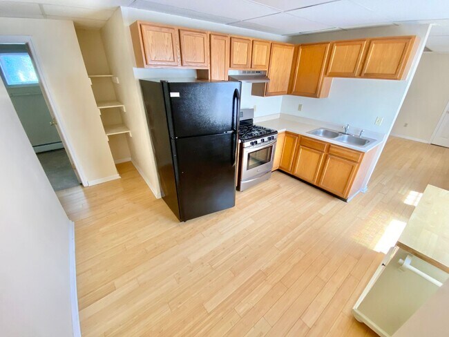 Foto del edificio - 3 Bedroom in Burlington: LAUNDRY, OFF STREET PARKING, STORAGE, FLEXIBLE LEASE DATES