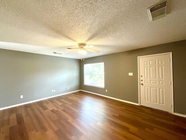 Foto del edificio - **MOVE IN SPECIAL** Charming 3 Bedroom/ 2 ...