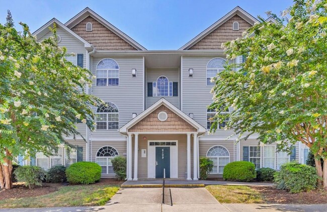 Foto del edificio - 6109 Hedgecock Cir