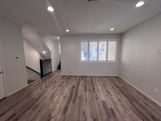 Foto del edificio - Gorgeous Like-New 4BD/3.5BA Oceanside Townhome! Bright & Airy Open Floor Plan, Stainless Applianc...