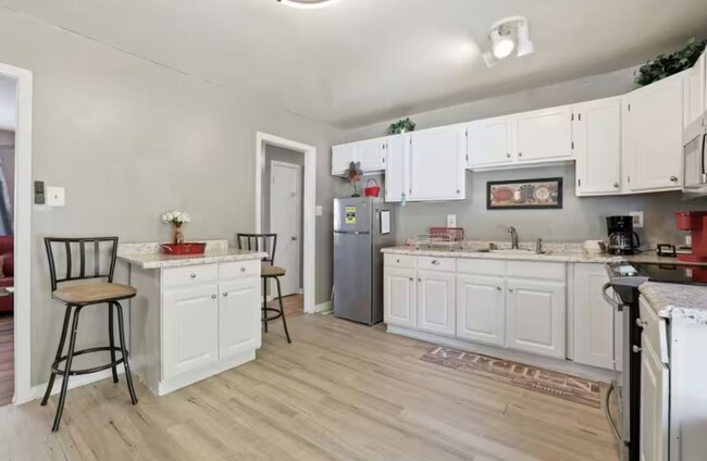 Foto del edificio - Charming 3BR/2BA Main-Level Home with Fenced Backyard