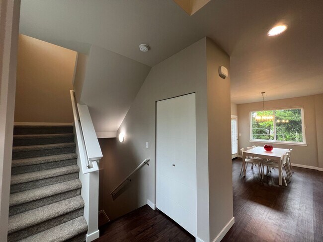 Foto del edificio - Move-In Special! 1/2 Month Off Rent! Newer 5-Bedroom House South Side of Bellingham