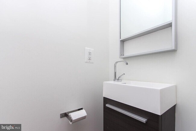 half bath 1st floor - 1617 Bank St