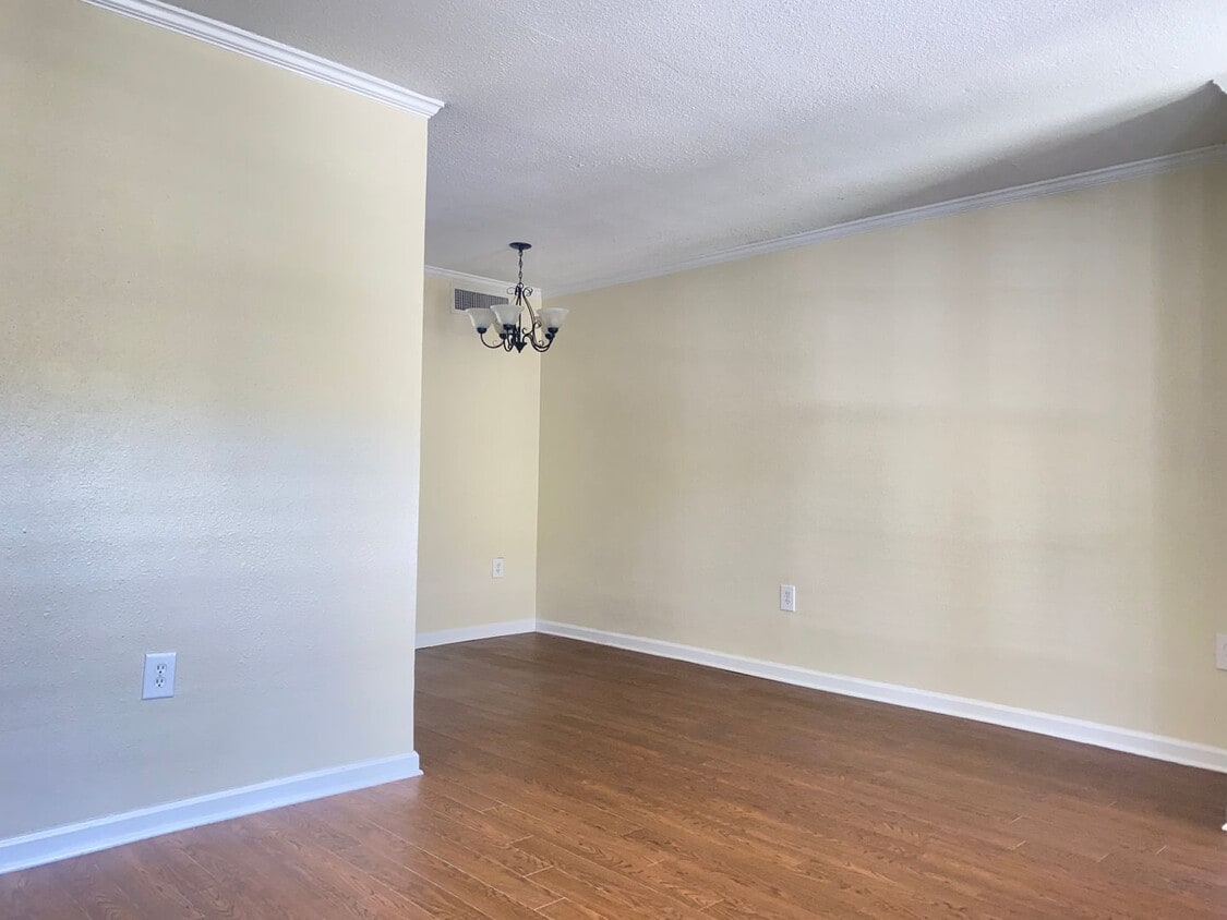 Beautiful Lake Plaza 1 Bedroom / 1 Bath Co... - Beautiful Lake Plaza 1 Bedroom / 1 Bath Co...