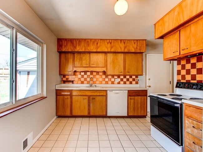 Foto del edificio - SW Denver single family home available in Harvey Park South.