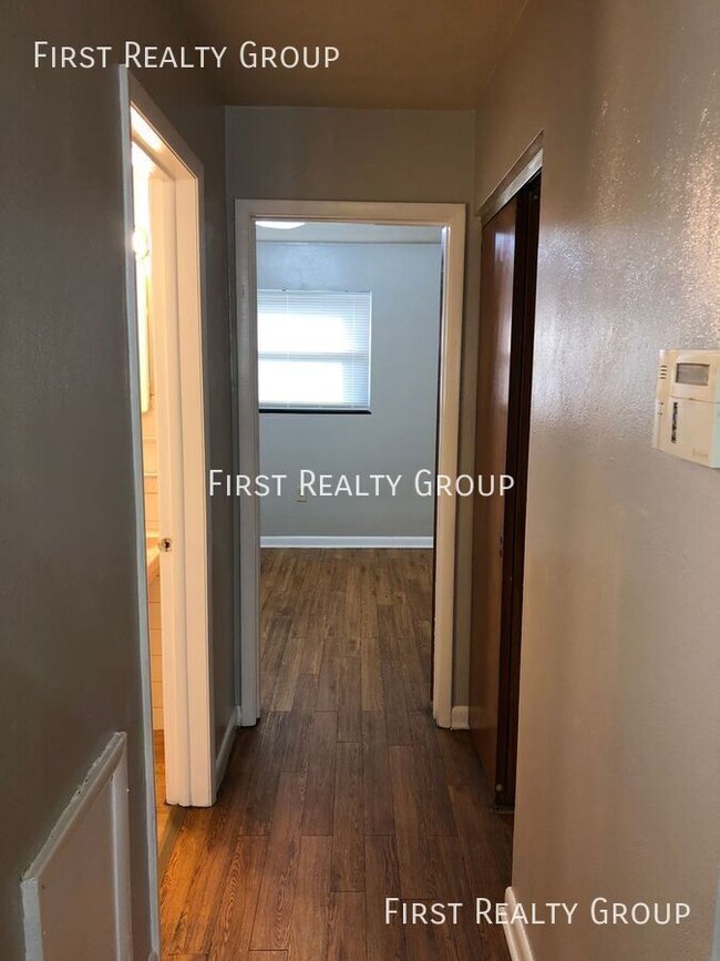 Building Photo - 1 Bedroom 1 bath garden Walk-up Apartment ...