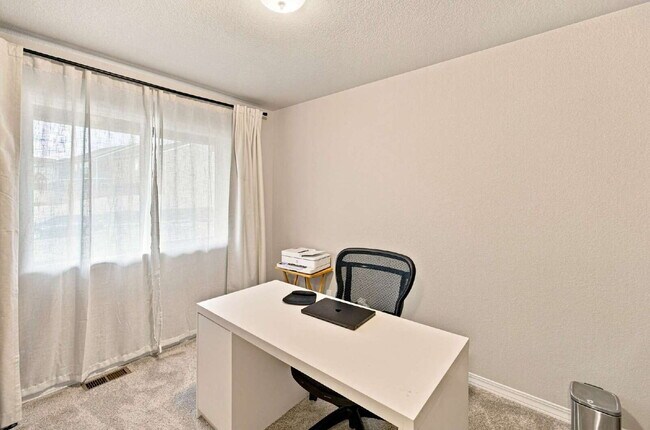 Foto del edificio - Beautiful 2025-Built 5 Bedroom Home with Finished Walk-Out Basement