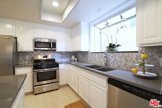 Foto del edificio - 1811 Manning Ave