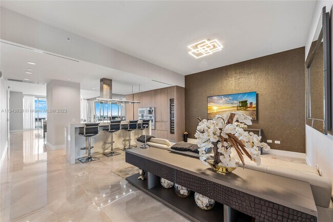 Building Photo - 18501 Collins Ave
