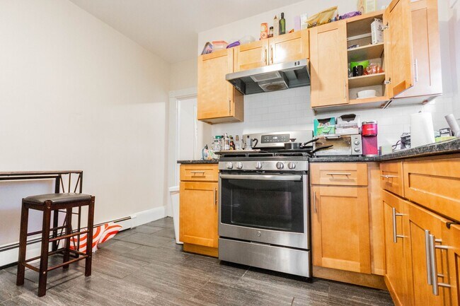Foto del edificio - Allston 5 bed/2 bath with updated kitchen available 9/1/2026