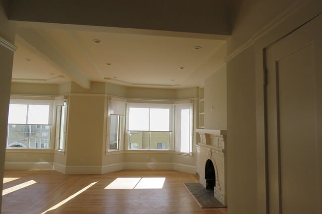 Building Photo - 147B