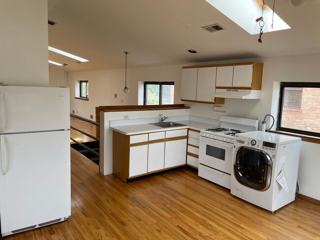 Building Photo - 974 W Cullerton St