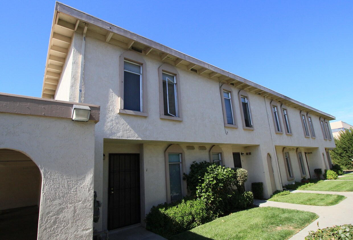 Building Photo - 1200-1206 Dana Dr