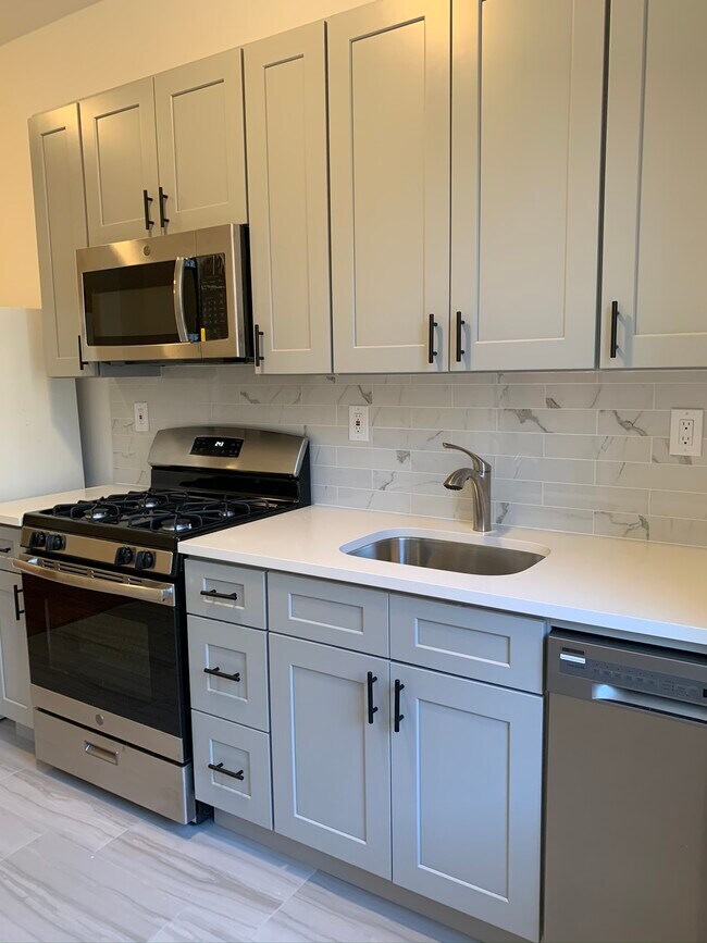 Foto del edificio - 102 Graham Ave