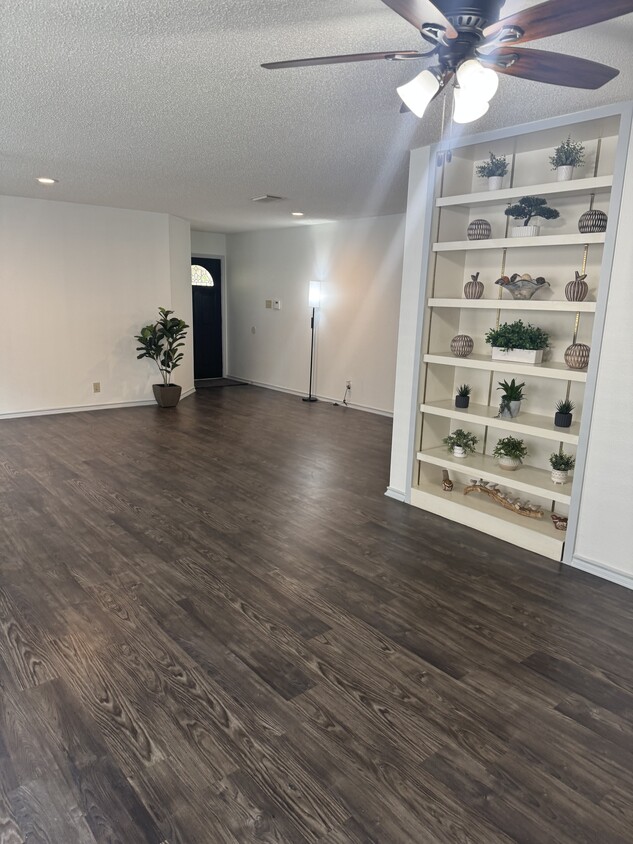living room - 4911 Silent Lk