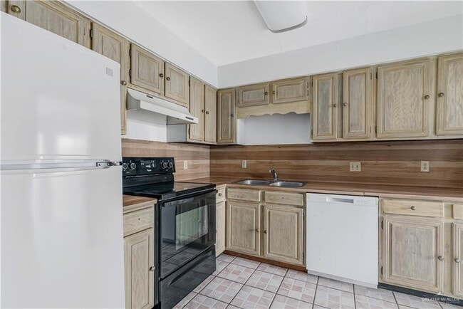 Building Photo - 18 E Samano St