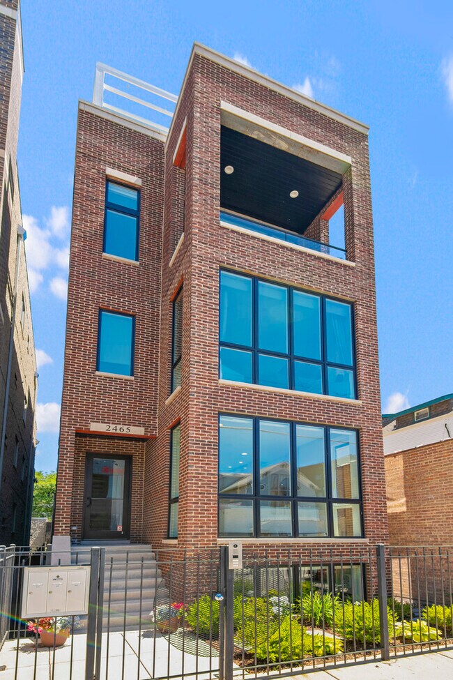 Foto del edificio - 2465 N Clybourn Ave