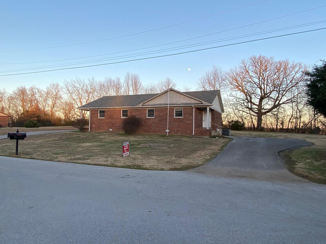 136 Crestview Dr, Franklin, KY 42134 House Rental in Franklin, KY